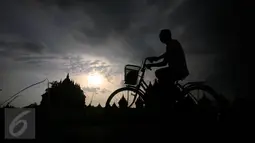 Seorang warga bersepeda sore di sekitar Candi Plaosan, Klaten, Jateng, Selasa (26/1/2016). Konon Candi Plaosan adalah perwujudan cinta dari Raja Rakai Pikatan (Hindu) untuk istrinya Pramodhawardani (Buddha)  (Foto: Boy Harjanto)