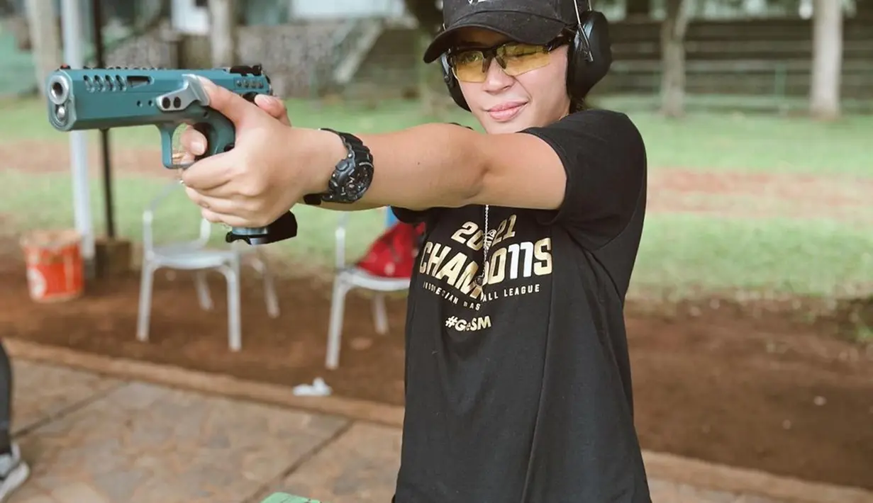 Tidak hanya basket, perempeuan kelahiran 11 Februari 2000 juga memiliki minat dengan olahraga menembak. Olahraga menembak menuntut dirinya untuk terus fokus. Fokus sangat diperlukan agar berhasil mencapai target bidikan. Gaya Fay Nabila saat menembak ini sukses curi perhatian. (Liputan6.com/IG/@faynabilalxndr)