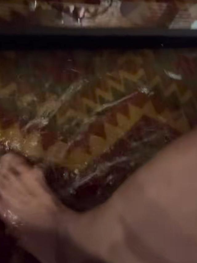 Rumah kebanjiran Baim Wong tetap menyantap makanannya. (credit:instagram.com/baimwong)