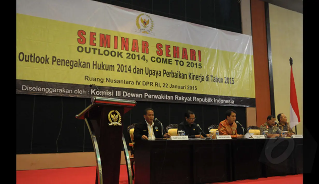 Ketua Komisi III DPR Aziz Syamsuddin (ketiga dari kiri) menjadi pembicara pada seminar sehari bertajuk Outlook Penegakan Hukum 2014 dan Upaya Perbaikan Kinerja di Tahun 2015, di Ruang Nusantara lV DPR RI, Jakarta, (22/01). (Liputan6.com/Andrian M Tunay)