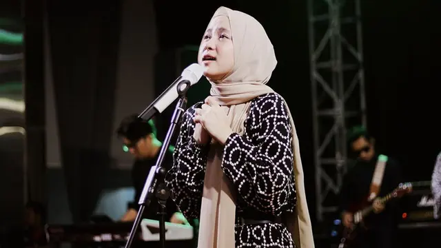 FOTO: Gaya Nissa Sabyan saat Tampil di Atas Panggung, Memesona