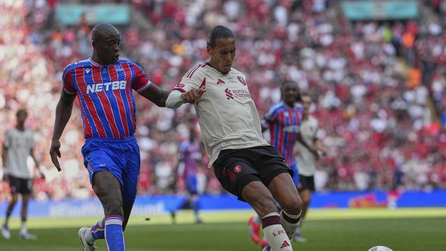 Virgil van Dijk berduel lawan Jean-Philippe Mateta di laga Community Shield antara Crystal Palace vs Liverpool di Stadion Wembley, Minggu (10/08/2025). (AP Photo/Dave Shopland).
