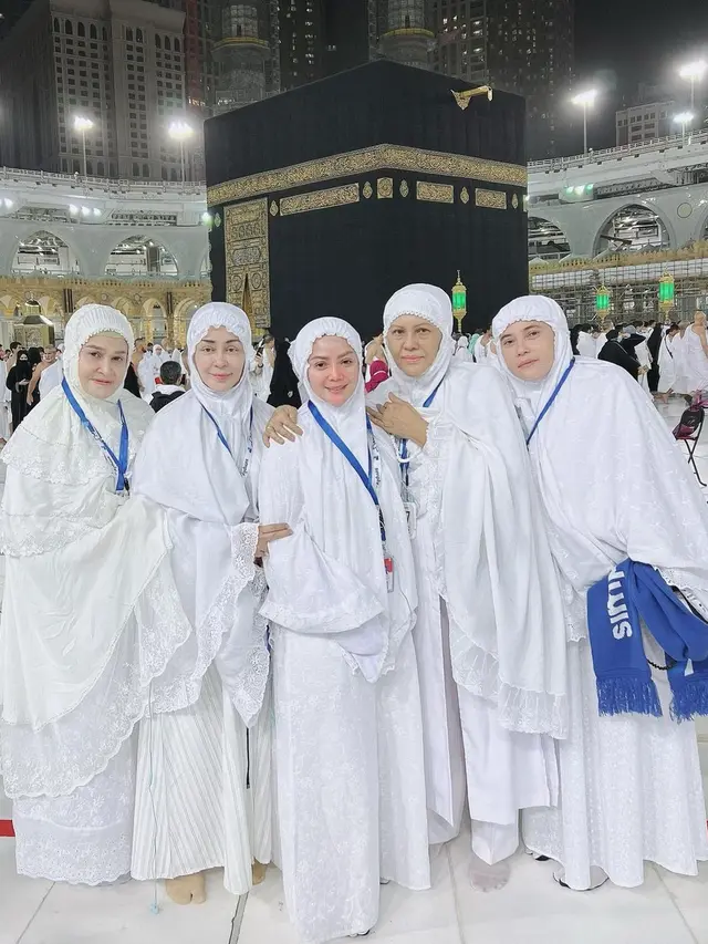 7 Potret Kristina Saat Menjalani Ibadah Umrah, Tampil Menawan dengan Hijab