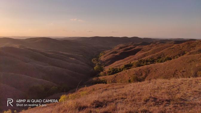 Mengabadikan sunset di Bukit Wairinding, Sumba Timur menggunakan kamera Realme 5 Pro dengan mode manual. Liputan6.com/Iskandar