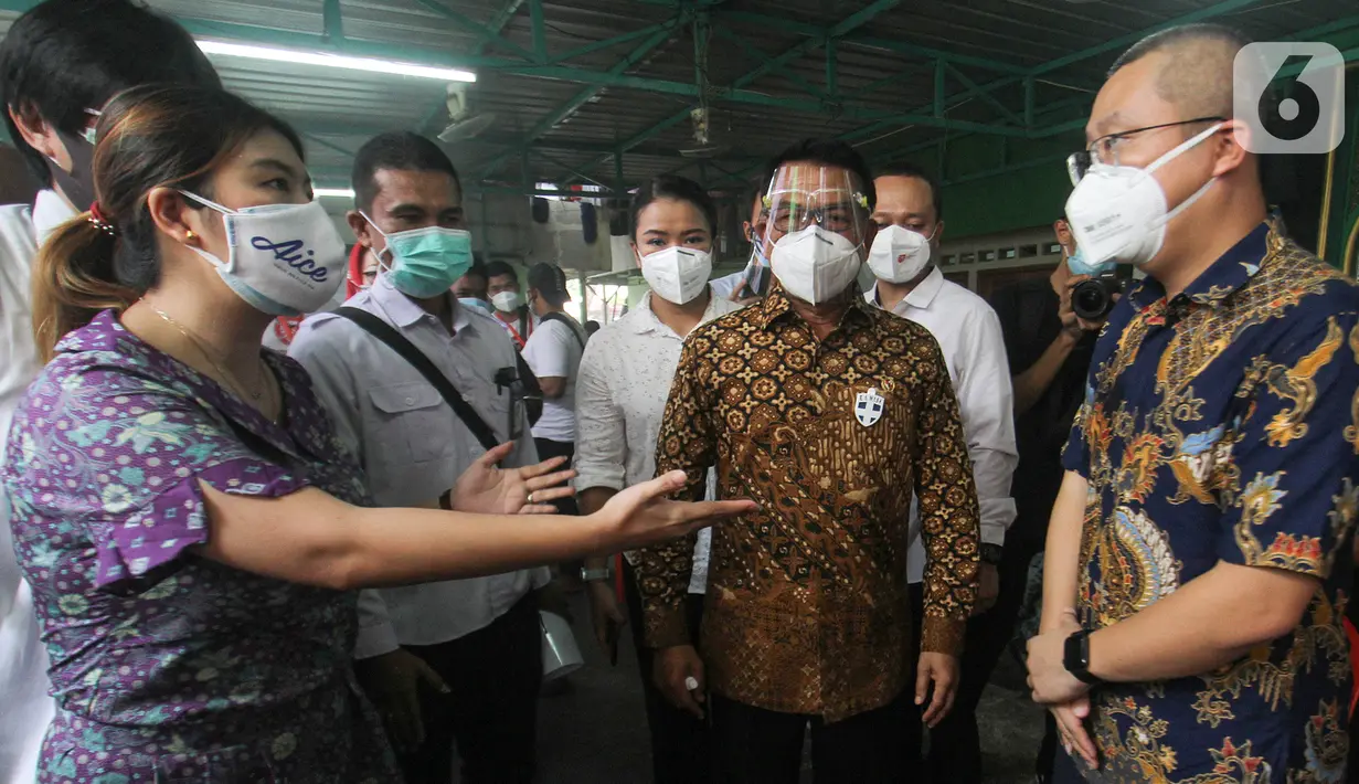 Juru Bicara dan Brand Manager Aice Group Sylvana, Kepala Staf Kepresidenan Moeldoko dan Corporate General Manager Brand Management Center Aice Group berbincang pada acara Gerakan Bersama dari Pintu ke Pintu Wajib Masker di Kemayoran, Jakarta, Kamis (22/7/2021). (Liputan6.com/Pool)