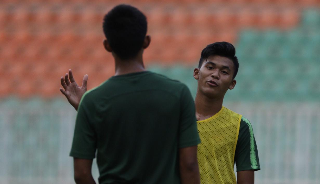 Pemain Timnas Indonesia U-19, Sutan Zico, berdiskusi dengan rekannya saat latihan di Stadion Pakansari, Bogor, Senin (30/9). Latihan ini merupakan persiapan jelang Piala AFF U-19 di Vietnam. (Bola.com/Vitalis Yogi Trisna)