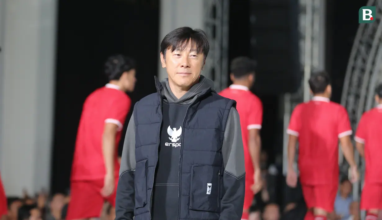 Pelatih Timnas Indonesia, Shin Tae-yong memperagakan jaket santai Timnas Indonesia produksi jenama dalam negeri Erspo dalam acara launching jersey anyar Timnas Indonesia di Bengkel Space, SCBD, Jakarta, Senin (18/3/2024) petang WIB. (Bola.com/Abdul Aziz)
