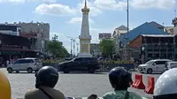 Sejumlah kendaraan melintas di Kawasan Tugu Yogyakarta saat libur Nataru. (Liputan6.com/Kukuh Setyono)