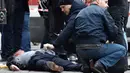 Jenazah mantan anggota parlemen Rusia, Denis Voronenkov yang berlumuran darah tergeletak di Kota Kiev, Ukraina (23/3). Voronenkov  ditembak hingga tewas saat ia keluar meninggalkan Hotel Premier Palace. (AFP/Sergei Supinsky)
