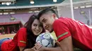 Kisah cinta pasangan Okie Agustina dan pesepakbola Gunawan Dwi Cahyo berawal dari lapangan hijau. Saat itu Okie sedang menyaksikan sepak bola, bersama temannya yang kebetulan kenal dengan pemain belakang tersebut. (dok. Pribadi)