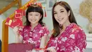 Merayakan Tahun Baru Imlek dalam baju kembar. Cheongsam bernuansa unggu dengan motif angsa putih membuat penampilan Gisel dan Gempi semakin manis! Foto: Instagram.