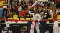 Ahmad Zigi Zaresta merayakan keberhasilannya meraih emas pada Kejuaraan Dunia Karate Junior, Cadet dan U-21 di ICE, BSD, Tangerang, Kamis (12/11/2015). (Bola.com/Vitalis Yogi Trisna)