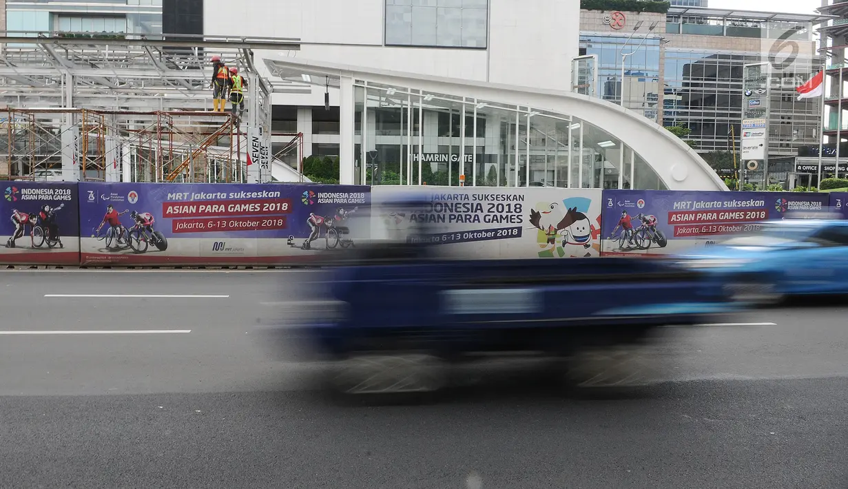 Kendaraan melintas saat pekerja menyelesaikan proyek pembangunan Halte Transjakarta Bundaran HI di Jakarta, Sabtu (9/3). Halte Transjakarta Bundaran HI dibongkar pada tahun 2014 untuk keperluan proyek MRT. (Liputan6.com/Herman Zakharia)