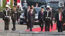 Presiden Joko Widodo tiba untuk memimpin Upacara Peringatan Hari Pahlawan Nasional di Taman Makam Pahlawan (TMP) Utama Kalibata, Jakarta Selatan, Minggu (10/11/2019). Upacara diikuti oleh sekitar 3500 peserta, baik dari undangan maupun personel dari tiga matra TNI. (Liputan6.com/Herman Zakharia)