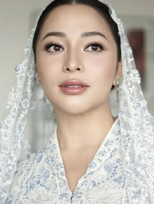 Sementara untuk complexion dibuat dewy finish look untuk menciptakan tampilan kulit bumil yang sehat dan glowing. [@evalovira].
