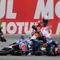 Pembalap Yamaha Movistar, Maverick Vinales terjatuh di chicane terakhir pada putaran ke-11 di Sirkuit Assen MotoGP Belanda, Minggu (25/6). Sebelum terjatuh, Vinales baru saja menyalip pembalap Ducati, Andrea Dovizioso. (AP/Geert Vanden Wijngaert)