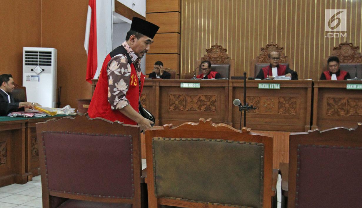 Gatot Brajamusti atau Aa Gatot memasuki ruang sidang di PN Jakarta Selatan, Selasa (7/11). Gatot menjalani sidang kasus dugaan kepemilikan senjata api ilegal dan satwa langka. (Liputan6.com/Herman Zakharia)