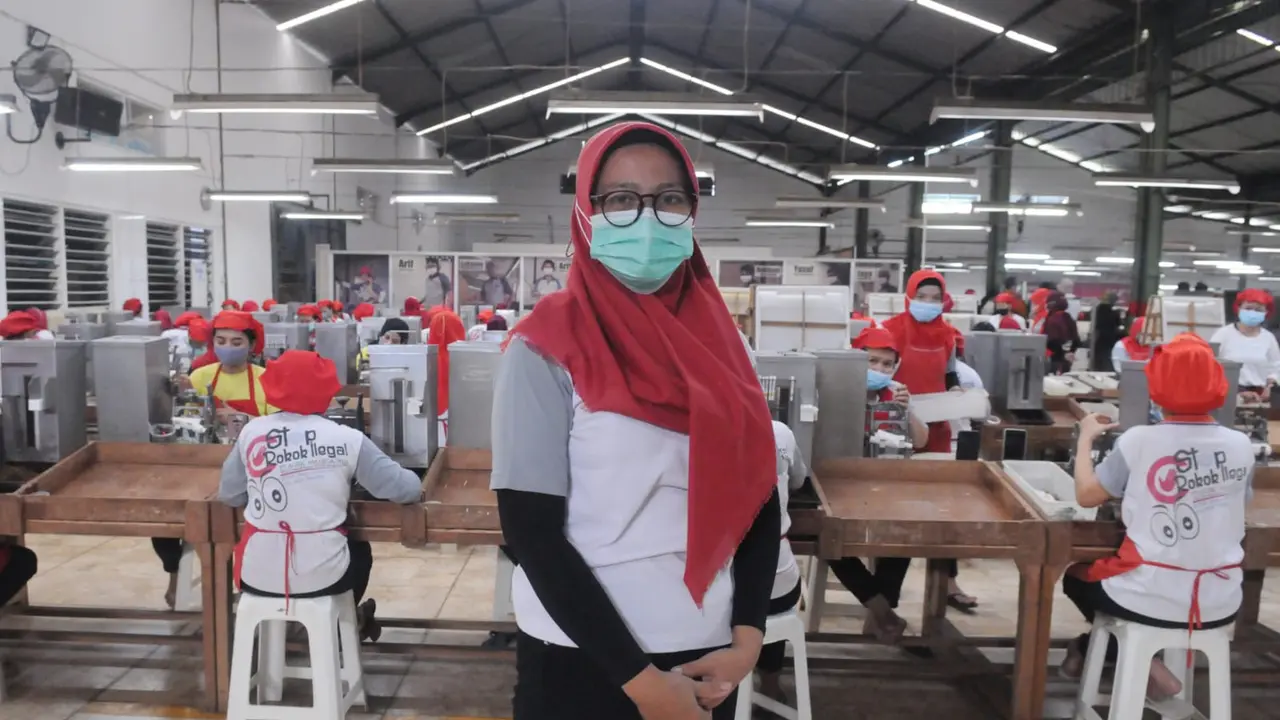 Kegigihan Siti Sunarti, perempuan 48 tahun itu menjalani profesinya sebagai pelinting di pabrik Sigaret Kretek Tangan di Salatiga, Jawa Tengah