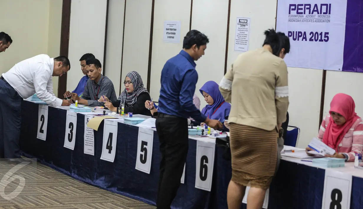 Sejumlah calon peserta melakukan pendaftaran ujian profesi Perhimpunan Advokat Indonesia (Peradi) gelombang kedua di di Gedung Serbaguna Senayan, Jakarta, Senin (14/9/2015). (Liputan6.com/Faizal Fanani)