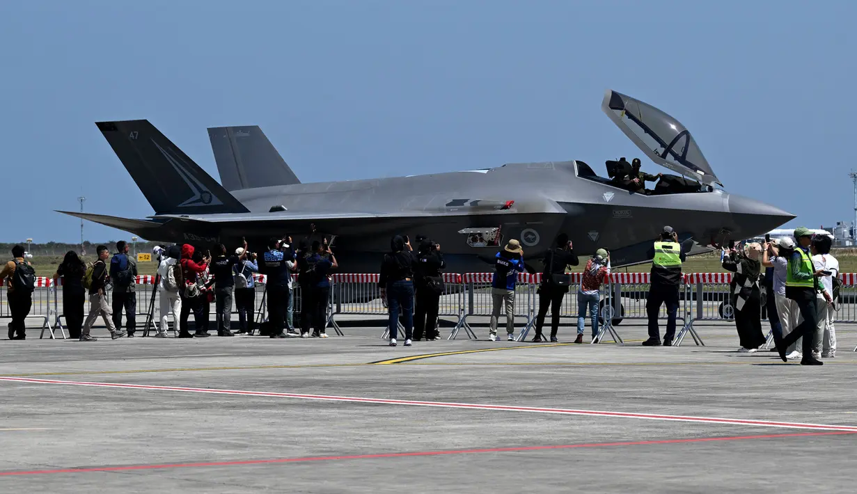 Di sisi lain, perhelatan Bali International Airshow 2024 akan berlangsung hingga 21 September 2024. (SONNY TUMBELAKA/AFP)