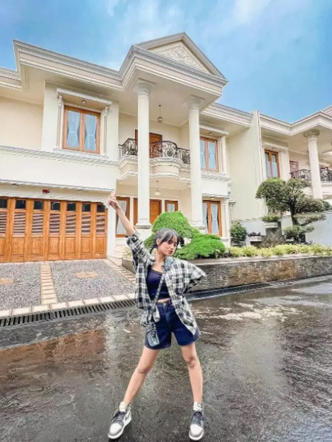 Sudah Punya Rumah Mewah Rp12 Miliar, Begini Potret Dapur Mewah Fuji yang Kaya Ornamen Kayu