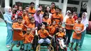 Nikita Willy foto bersama dengan anak-anak di Yasasan Sayap Ibu, Jakarta, Kamis (29/6). Nikita Willy merayakan ulang tahun ke 23 tahun bersama 35 anak Yayasan Sayap ibu dari balita hingga SMP. (Liputan6.com/Herman Zakharia)