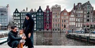 Zaskia Sungkar dan keluarga tengah berlibur ke Belanda. Tampilannya begitu sederhana namun tetap stylish. [Foto: instagram.com/zaskiasungkar15]