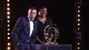 Pemain PSG, Kylian Mbappe (kiri) memberikan sambutan di samping mantan atlet Prancis, Marie-Jose Perec saat mendapatkan penghargaan pemain terbaik Ligue1 Prancis pada acara yang berlangsung di Paris, Prancis, Senin (13/04/2024) waktu setempat. (AFP/Franck Fife)