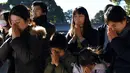 Sejumlah wanita memanjatkan doa Tahun Baru 2018 di Kuil Meiji, Tokyo, Jepang (1/1). Baik tua hingga anak-anak, bersama-sama mengunjungi kuil tiga hari pertama tahun baru untuk berdoa demi kesejahteraan keluarga mereka. (AFP Photo/Kazuhiro Nogi)