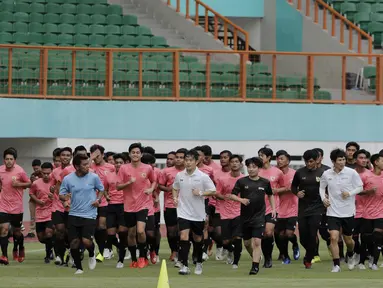 Pemain Timnas Indonesia U-19 saat menggelar sesi latihan di Stadion Wibawa Mukti, Cikarang, Senin (13/1/2020). Sebanyak 51 pemain mengikuti seleksi untuk memperkuat skuat utama Timnas Indonesia U-19. (Bola.com/M Iqbal Ichsan)