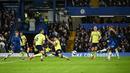 Pemain Chelsea, Marc Cucurella (kanan) mencetak gol ke gawang gawang Southampton dalam laga lanjutan Liga Inggris 2024/2025 di Stamford Bridge, London, Rabu (26/02/2025) WIB. (AFP/Justin Tallis)