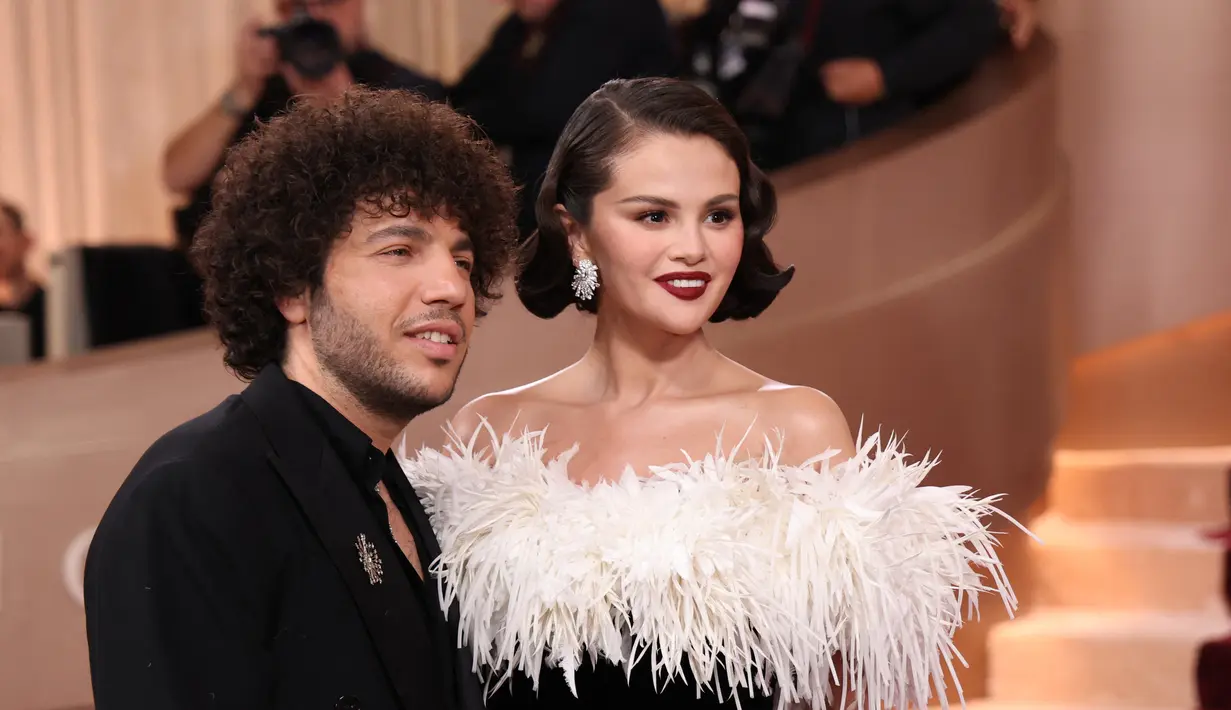 Selena Gomez dan Benny Blanco  di Golden Globes 2026. (Michael Tran / AFP)