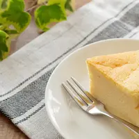 Bolu kukus keju yang masih hangat bisa dinikmati dengan segelas teh susu atau kopi hangat. Bolu kukus keju ini juga bisa disimpan di dalam kulkas untuk dinikmati dalam keadaan dingin./Copyright shutterstock.com/g/karinrin