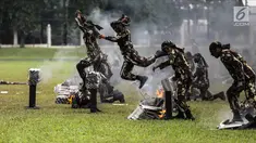Personel Kopassus menunjukkan aksi bela diri saat upacara penyerahan satuan Komando Pasukan Khusus (Kopassus) dari Mayjen TNI Madsuni kepada Mayjen TNI Eko Margiyono di  Lapangan Mako Kopassus, Jakarta, Jumat (23/3). (Liputan6.com/Faizal Fanani)
