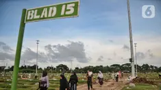 Warga saat berziarah ke makam kerabat di TPU khusus Covid-19 Rorotan, Jakarta Utara, Senin (20/3/2023). (merdeka.com/Iqbal S. Nugroho)