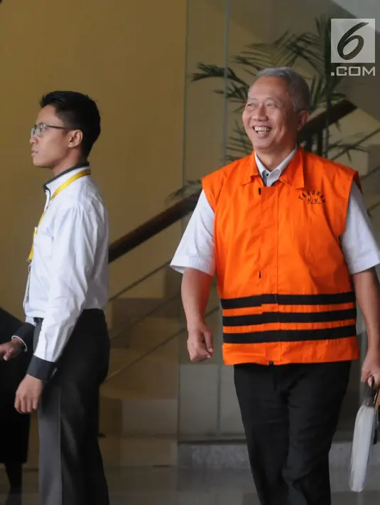 Senyum terdakwa mantan Dirjen Hubla Kemenhub Antonius Tonny Budiono usai diperiksa KPK, Jakarta, Jumat (20/4). Antonius diperiksa terkait suap tender izin proyek di Direktorat Perhubungan Laut di Pelabuhan Tanjung Mas Semarang. (Merdeka.com/Dwi Narwoko)