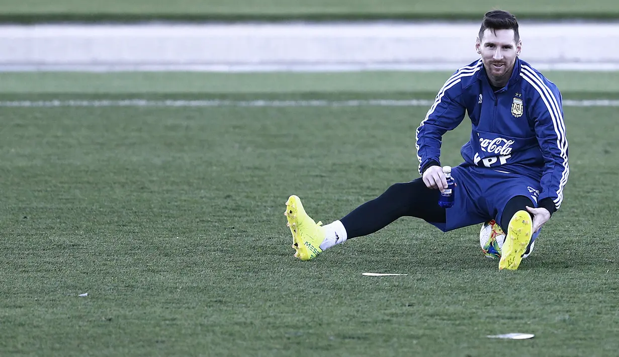 Gelandang Argentina, Lionel Messi, duduk santai saat latihan di Valdebebas, Madrid, Selasa (19/3). Latihan ini merupakan persiapan jelang laga persahabatan melawan Venezuela. (AFP/Benjamin Cremel)