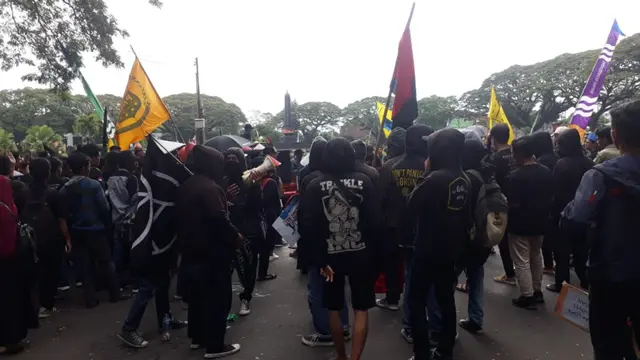 Warga Malang Geram ke Kelompok Baju Hitam yang Rusak Cagar Budaya saat May Day