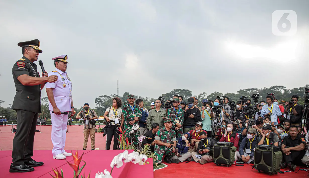Mantan Panglima TNI Jenderal TNI Andika Perkasa (kiri) dan Panglima TNI Laksamana TNI Yudo Margono (kedua kiri) menyampaikan sambutan pada acara serah terima jabatan Panglima di Mabes TNI, Cilangkap, Jakarta, Selasa (20/12/2022). Yudo Margono dilantik sebagai Panglima TNI oleh Presiden Joko Widodo pada 19 Desember 2022 berdasarkan Keputusan Presiden Republik Indonesia Nomor 91/TNI/2022 tentang Pemberhentian dan Pengangkatan Panglima Tentara Nasional Indonesia. (Liputan6.com/Faizal Fanani)