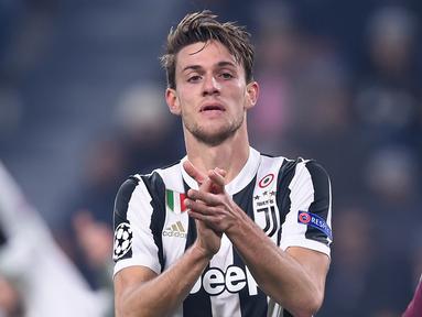 Foto file diambil pada 22 November 2019. Bek Juventus, Daniele Rugani, saat menghadapi Barcelona pada laga Liga Champions di Turin. Rugani dinyatakan positif terkena virus corona, yang diumumkan klub Juventus pada 11 Maret 2020. (AFP/Filippo Monteforte)