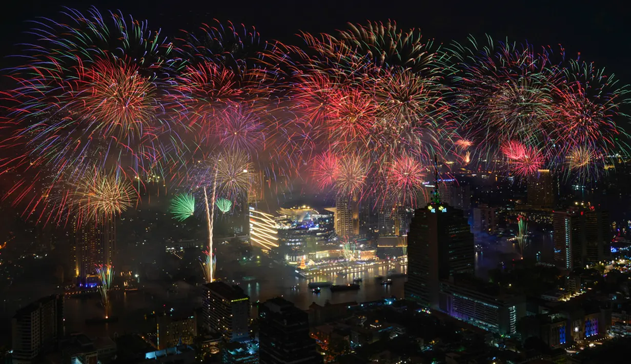 Kembang api meledak di atas Sungai Chao Phraya saat perayaan Tahun Baru di Bangkok, Thailand, Senin (1/1/2024). (AP Photo/Sakchai Lalit)