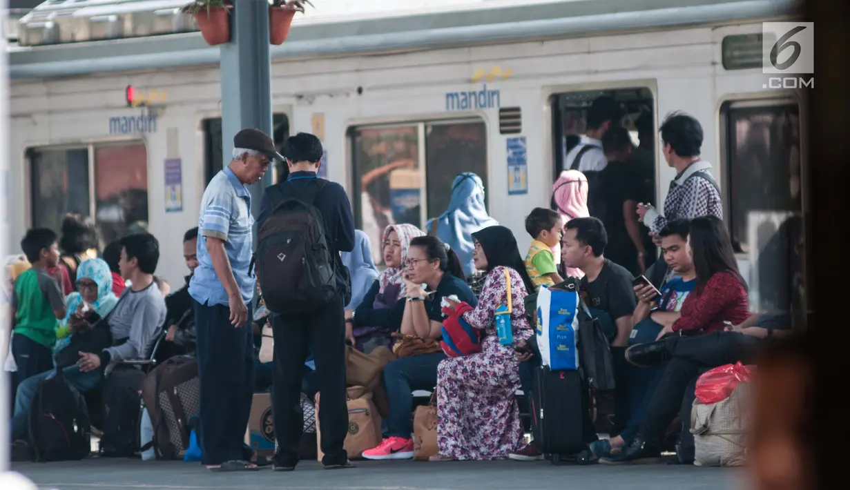 Sejumlah orang berjalan keluar dari Stasiun Bekasi, Jawa Barat, Jumat (19/5). Akibat Stasiun Klender terbakar, satu demi satu penumpang di Stasiun Bekasi memilih mencari moda transportasi lainnya. (Liputan6.com/Gempur M Surya)