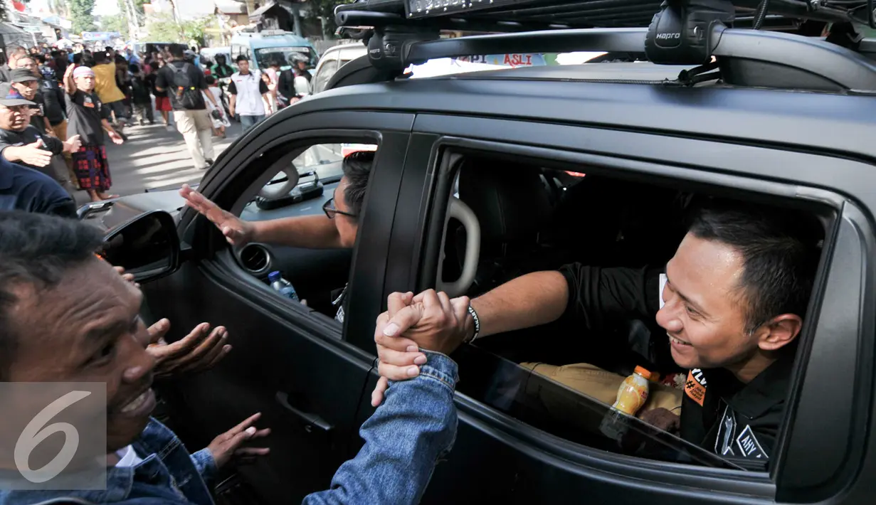 Calon Gubernur DKI Jakarta, Agus Harimurti Yudhoyono menyalami warga Johar Baru, Jakarta Pusat, Selasa (20/12). Selain meminta dukungan, Agus juga mendengar keluhan dan menyapa warga yang antusias menyambut kedatangannya. (Liputan6.com/Yoppy Renato)