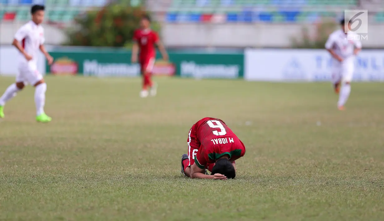 Ekspresi pemain Timnas Indonesia U-19, M Iqbal usai gagal mencetak gol ke gawang Vietnam saat pertandingan AFF U-18 di Stadion Thuwunna, Yangon, Senin (11/9). Vietnam berhasil menang atas Indonesia dengan skor 3-0. (Liputan6.com/Yoppy Renato)