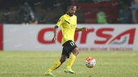 Pemain Semen Padang, Nur Iskandar, saat melawan Persija dalam laga Torabika Soccer Championship presented by IM3 Ooredoo di Stadion Utama Gelora Bung Karno, Jakarta, Minggu (8/5/2016). (Bola.com/Arief Bagus)