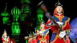 Anggota Band Militer Angkatan Bersenjata Mongolia melakukan atraksi selama Festival Musik Militer Internasional Menara Spasskaya di Lapangan Merah Moskow, Rusia, Jumat (26/08) Festival musik militer diadakan sejak tahun 2007 (REUTERS/Sergei Karpukhin)