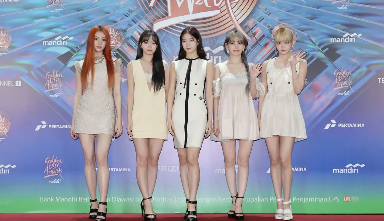 <p>Kemudian hadir juga LE SSERAFIM yang tampil elegan dengan dress serba putih. [@golden_disc]</p>