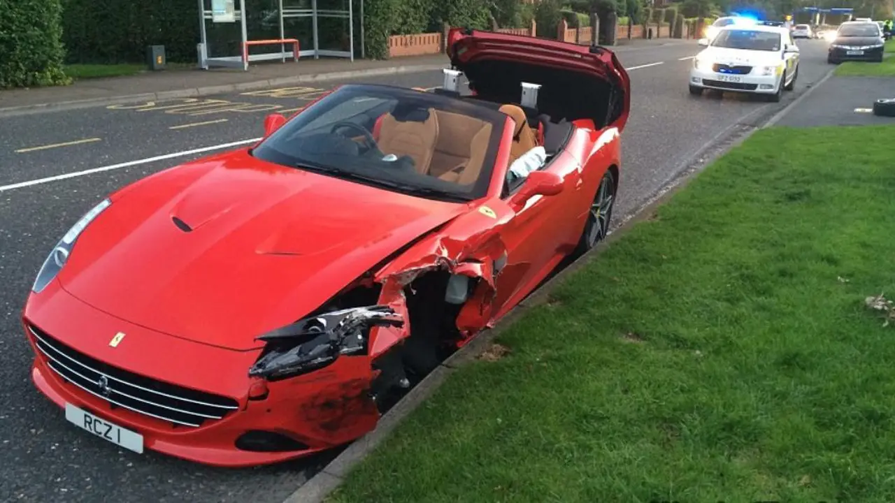 Ferrari Merah Ringsek Karena Pengemudinya Mabuk