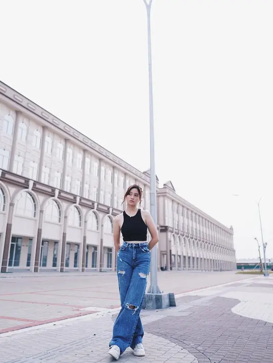 Saat merasa tak punya baju apapun untuk dipakai, pilihlah tank top model cropped warna hitam yang dipasangkan dengan celana jeans ripped dan sepatu sneakers warna putih seperti Dannia Salsabilla. (Foto: Instagram @danniasalsabilla)