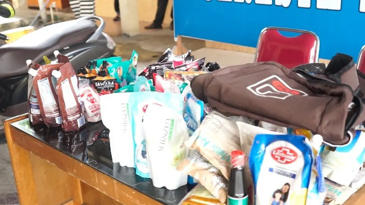 Barang bukti pencurian di minimarket yang dilakukan ibu rumah tangga di Pekanbaru.